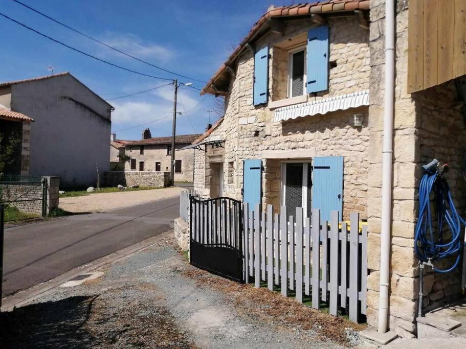 Gite Bin Benaise Draps Et Serviettes Compris Pamproux Kültér fotó