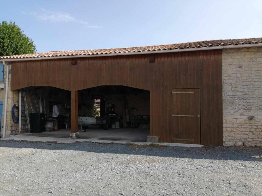 Gite Bin Benaise Draps Et Serviettes Compris Pamproux Kültér fotó